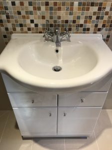 vanity unit including basin and basin tap